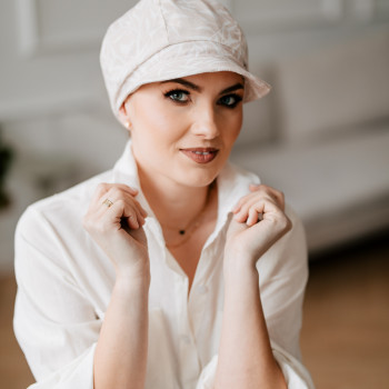 Turban sa šiltom Adele (lan)